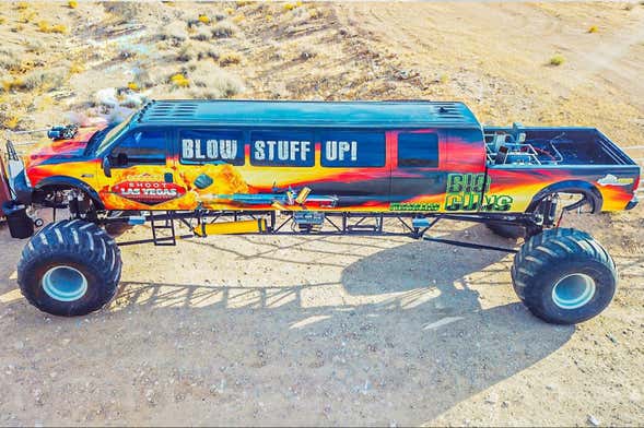 Guida di un monster truck nel deserto di Las Vegas