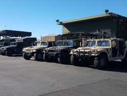 Veicoli militari in un poligono di tiro